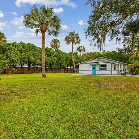 Chic & Cozy 3 Bed/2 Bath House Near Beaches
